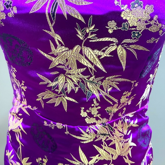 Purple mini dress with printed pattern and open crisscrossed back. - Picture 7 of 8